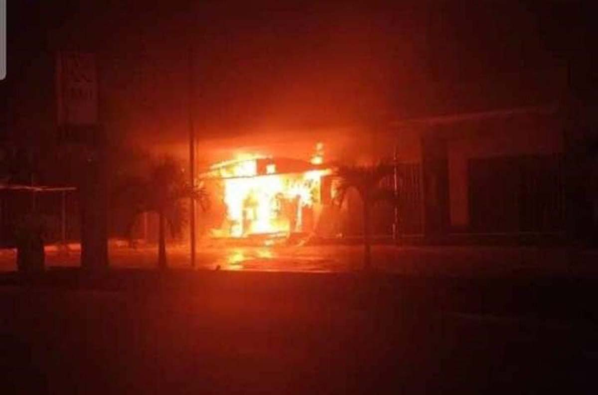 ATM Center di prayun kundur terbakar ATM Center Toko BSC Prayun Kundur Karimun ludes dilalap si jago merah, Rabu (16/12/2020) pukul 03.30 WIB.