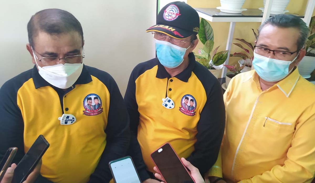 Arah unggul tipis dari Bersinar Aunur Rafiq didampingi Anwar Hasyim dan Ketua Tim Pemenangan M Yusuf Sirat. (foto: yogi)