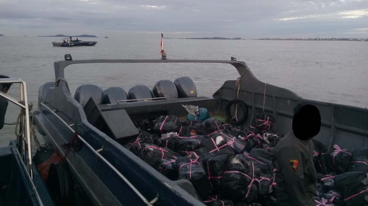 BC Kepri gagalkan penyelundupan miras Speed boat tanpa nama yang mengangkut minuman keras dan rokok ilegal yang berhasil dihentikan petugas patroli BC Kepri. (foto: dok. Humas BC Kepri)