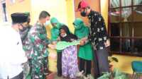 Bedah rumah bank riau kepri inhil Dandim 0314/Inhil bersama perwakilan Bank Riau Kepri Cabang Tembilahan serahkan kunci bedah rumah milik Ibu Kamalia (foto: abd)