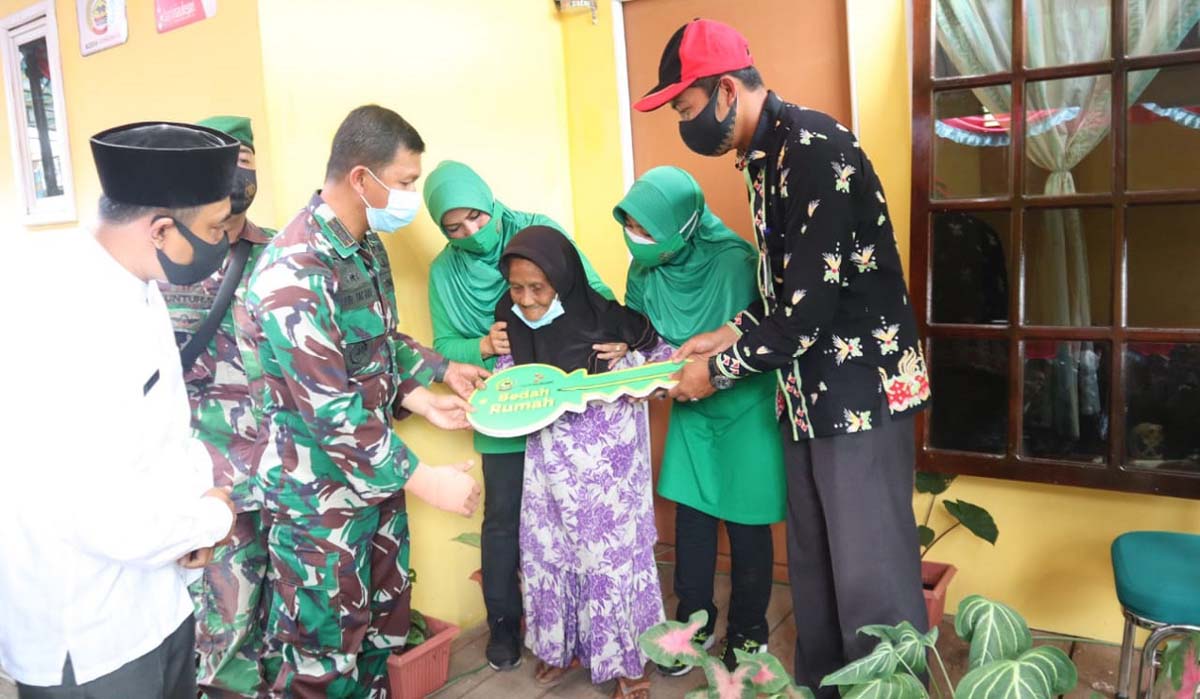Bedah rumah bank riau kepri inhil Dandim 0314/Inhil bersama perwakilan Bank Riau Kepri Cabang Tembilahan serahkan kunci bedah rumah milik Ibu Kamalia (foto: abd)