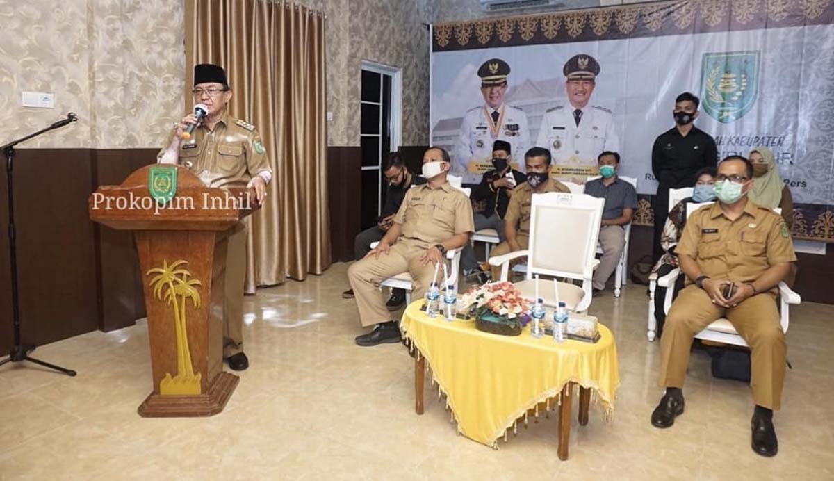 Desa terbaik salurkan BLT di Inhil Bupati Inhil HM Wardan memberikan pengarahan ketika menyerahkan penghargaan Kemendes PDTT kepada 26 desa yang menyalurkan BLT tepat waktu. (foto: Prokopim Inhil)