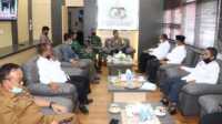 Dua pasangan calon peserta Pilkda Karimun bertemu di Mapolres Karimun, dua hari jelang rapat pleno penetapan pemenang Pilkada oleh KPU Karimun. (foto: Dok. Humas Polres Karimun)