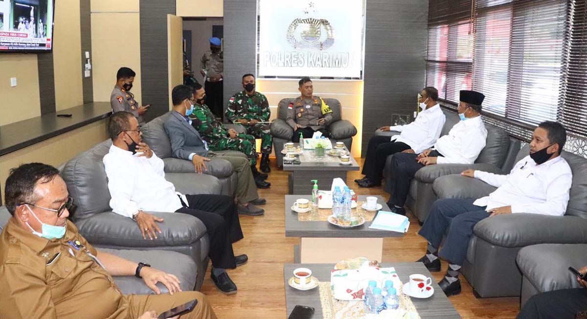 Dua paslon bertemu di Polres Karimun Dua pasangan calon peserta Pilkda Karimun bertemu di Mapolres Karimun, dua hari jelang rapat pleno penetapan pemenang Pilkada oleh KPU Karimun. (foto: Dok. Humas Polres Karimun)