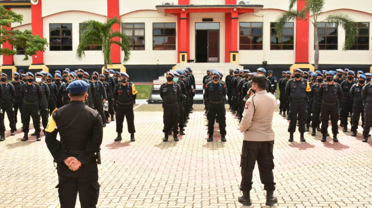 Wakapolda Kepri memimpin apel penyambutan 350 personel dari Polda Riau, Polda Babel dan Baharkam Polri yang diperbantukan untuk pengamanan di Pilkada serentak 2020 di Provinsi Riau. (foto: Dok. Humas Polda Kepri)