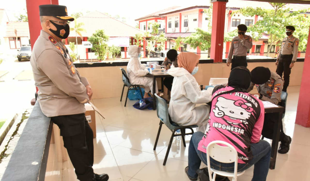 IMG-20201207-WA005820201207 Wakapolda Kepri Brigjen Pol Darmawan mengamati personel perbantuan untuk pengamanan Pilkada Kepri menjalani rapid test untuk mencegah penyebaran COVID-19. (foto: Dok. Humas Polda Kepri)