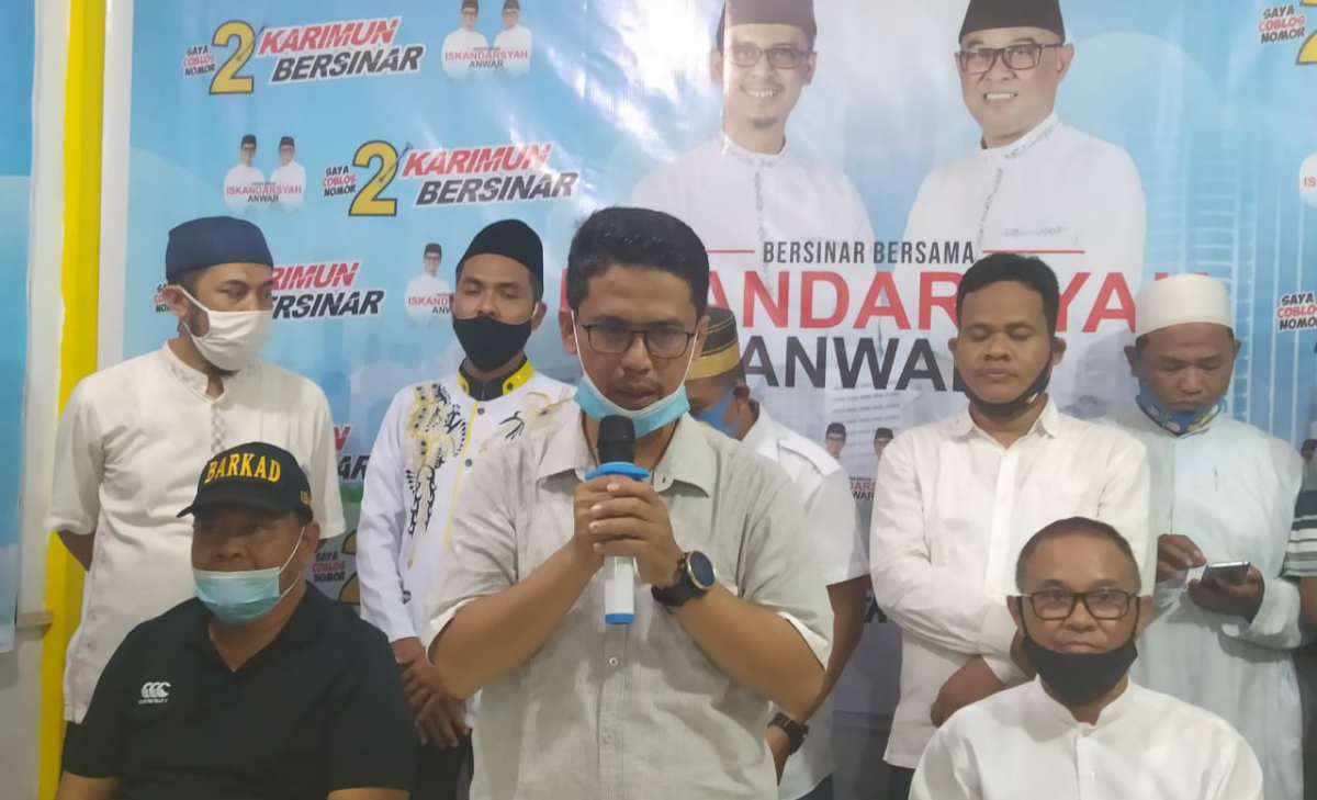 Calon Bupati Karimun Nomor urut 2 Iskandarsyah dalam konferensi pers di Sekretariat DPD PKS Karimun, Rabu (9/12/2020. Iskandarsyah mengklaim kemenangan pasanan Bersinar atas ARAH. (foto: yogi)