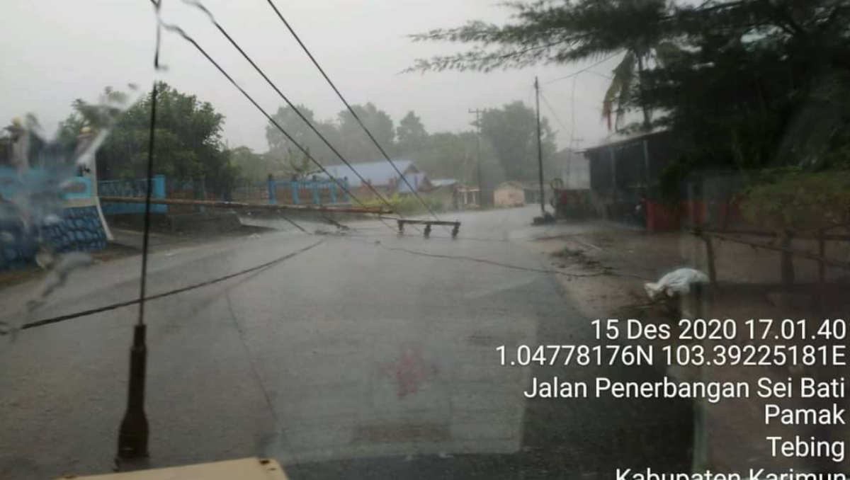 IMG-20201215-WA008220201215 Tiang listrik tumbang di Bati mengakibatkan listrik padam di sejumlah wilayah di Pulau Karimun Besar. (foto: istimewa)