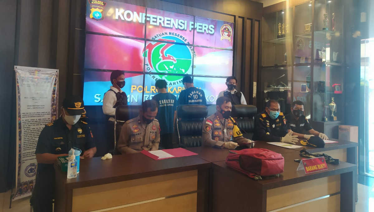 Kapolres Karimun bersama Bea Cukai memberikan keterangan pers terkait penangkapan penumpang roro karena bawa ratusan gram ganja. (foto: Yogi)