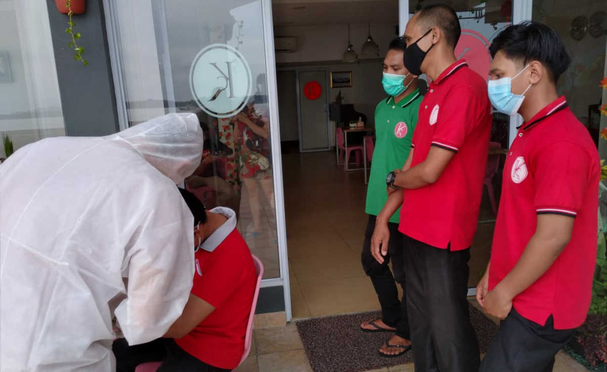 Beberapa karyawan Karimun City Hotel (KCH) bergiliran mengikuti rapid test COVID-19. (foto: istimewa)