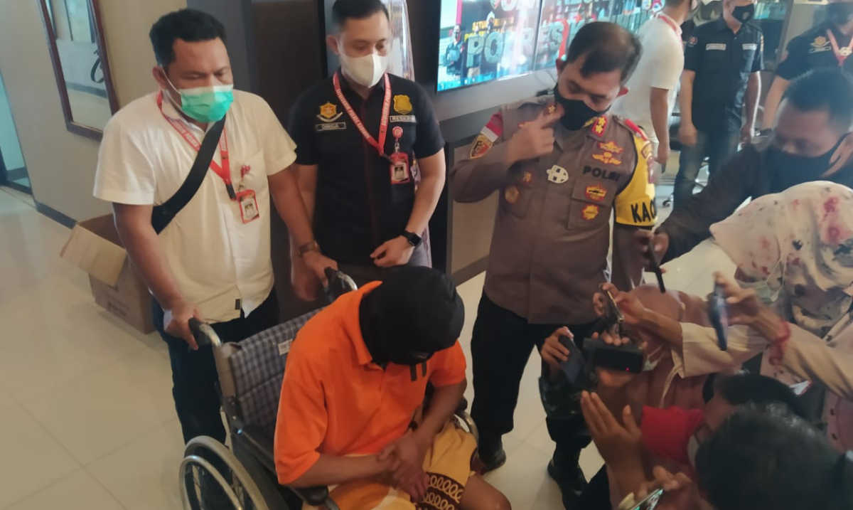 Kapolres Karimun AKBP Muhammad Adenan menginterogasi tersangka di sela konferensi pers di Mapolres Karimun, Selasa (29/12/2020). (foto: yogi)