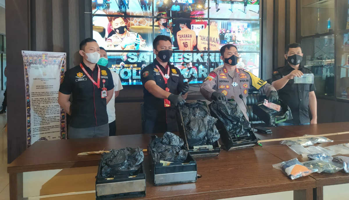 Kapolres Karimun AKBP Muhammad Adenan memperlihatkan barang bukti kasus pembakaran mesin ATM di Prayun, Kundur Barat beberapa waktu lalu. (foto: yogi)