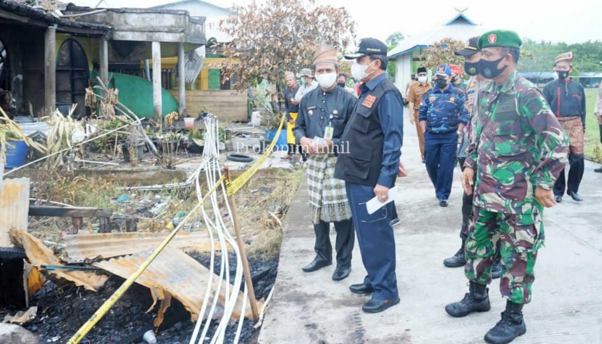 Bupati Inhil HM Wardan didampingi beberapa pejabat meninjau lokasi kebakaran. (foto: Prokopim Inhil)