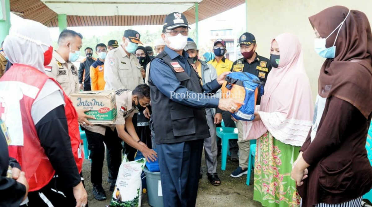 IMG-20201229-WA009120201229 Bupati Inhil HM Wardan menyerahkan bantuan kepada korban kebakaran di Mandah. (foto: Prokopim Inhil)