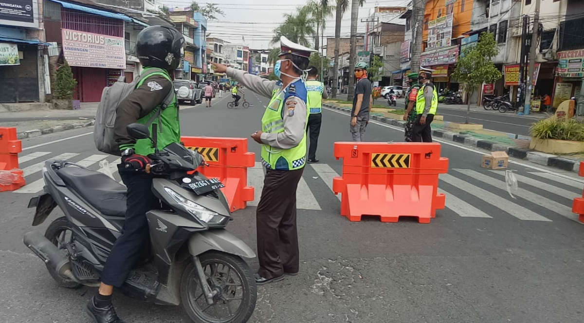 Polisi Tutup Sementara Lima Ruas Jalan di Medan pada Malam Pergantian Tahun.(foto: ronald)