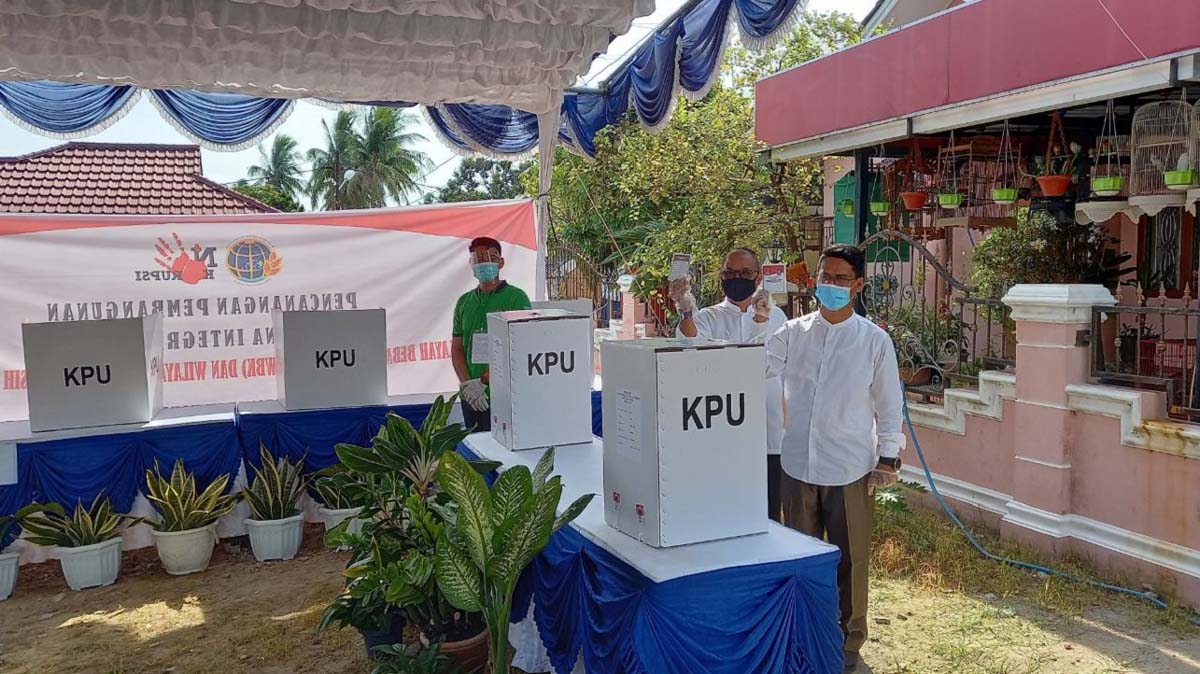 Iskandarsyah dan Anwar nyoblos di TPS 6 Kelurahan Teluk Air. (foto: yra)