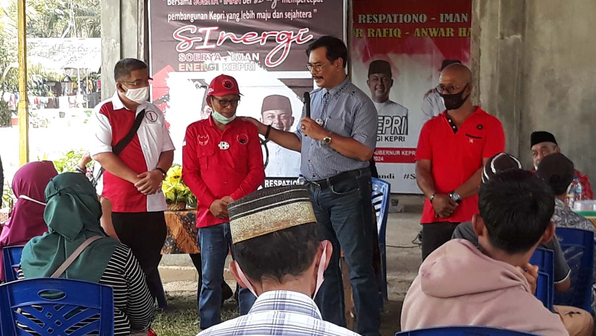 Calon Gubernur Kepri nomor urut 1 Soerya Respationo bersama tiga anggota DPRD dari PDIP dalam kampanye di Tanjungbatu, Kecamatan Kundur, Selasa (1/12/2020). (foto: rusdi)