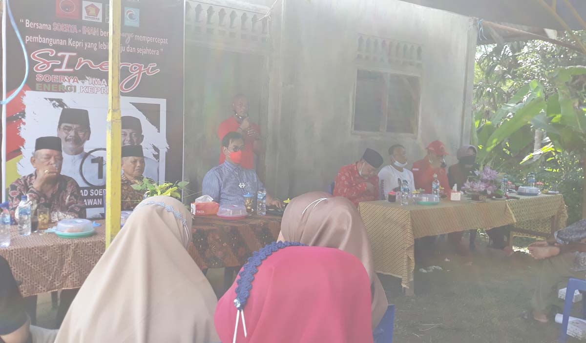 Cagub Kepri nomor urut 1 Soerya Respationo bersama relawan dan politisi dari partai pendukung berkampanye di Kelurahan Gading Sari, Kecamatan Kundur, Kabupaten Karimun, Selasa (1/12/2020). (foto: rdi)