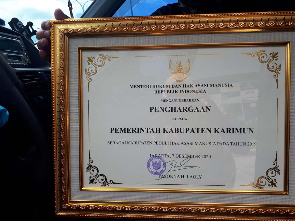 Karimun peduli Hak Asasi Manusia Kabupaten Karimun meraih penghargaan sebagai Kabupaten Peduli HAM dari Kementerian Hukum dan HAM. (foto: yra)