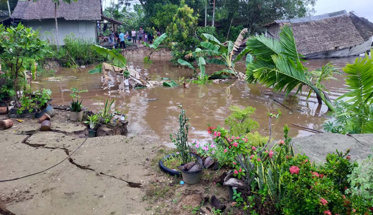 Longsor di Inhil-1 Rumah warga di Tempuling, Indragiri Hilir terseret ke sungai akibat longsor.
