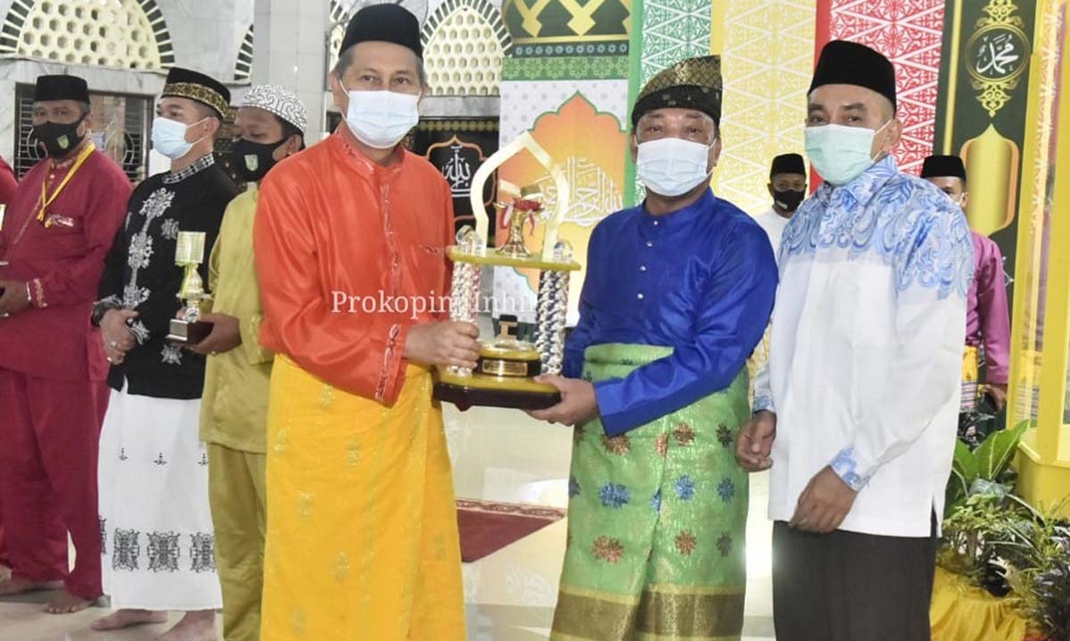 Penyerahan piala bergilir juara umum MTQ Kabupaten Indragirir Hilir kepada kafilah Kecamatan Tembilahan Hulu. (foto: Prokopim Inhil)