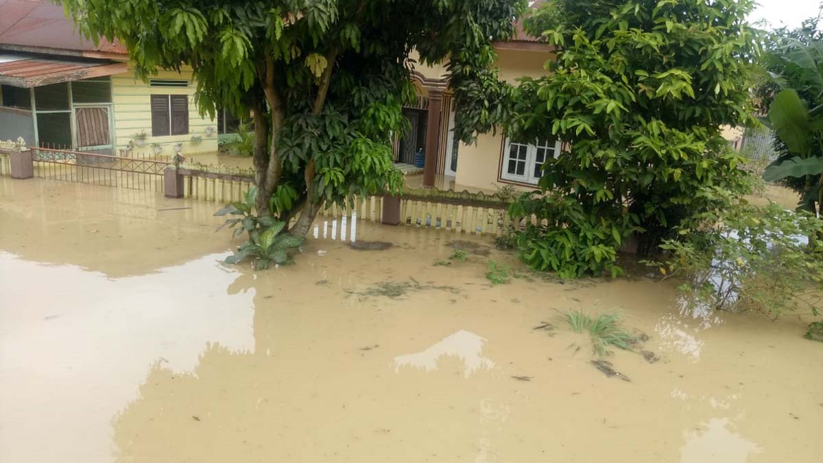 Medan banjir-1 Salah satu pemukiman warga di Kota Medan terendam air akibat hujan deras, Jumat (4/12/2020). (foto: Ronald)