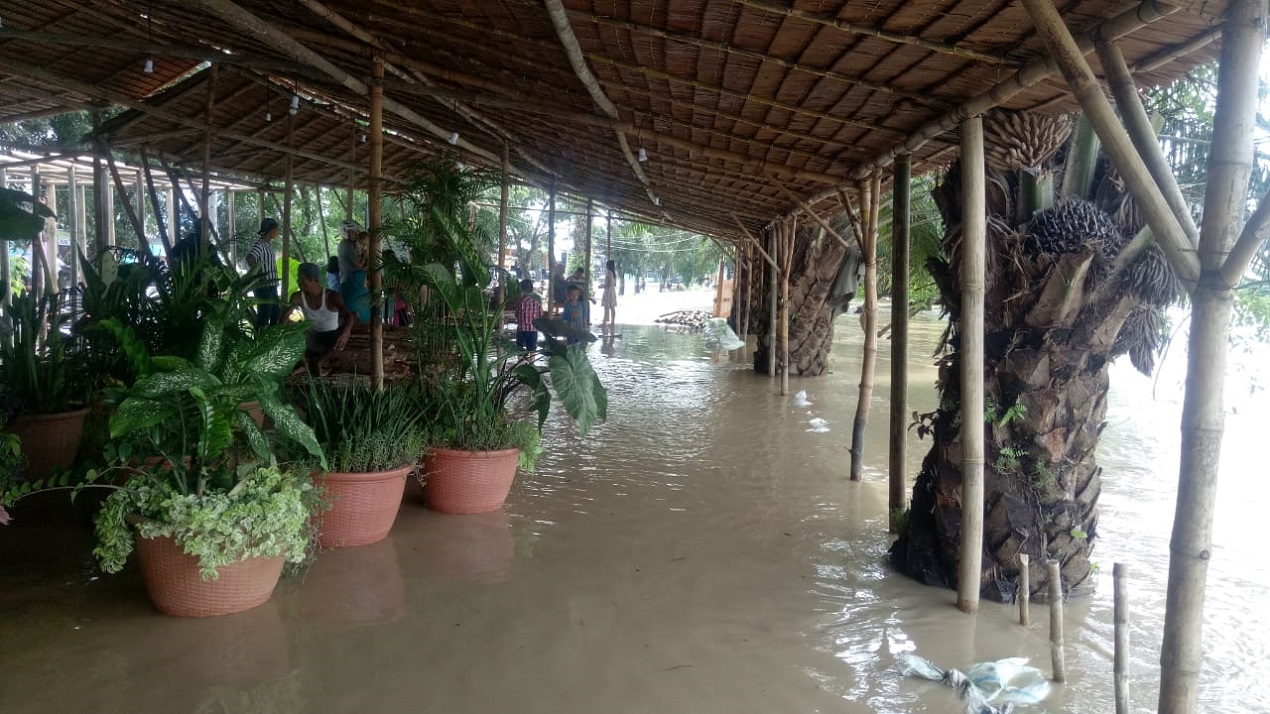 Salah satu lingkungan pemukiman di Kota Medan terendam air. (foto: ronald)