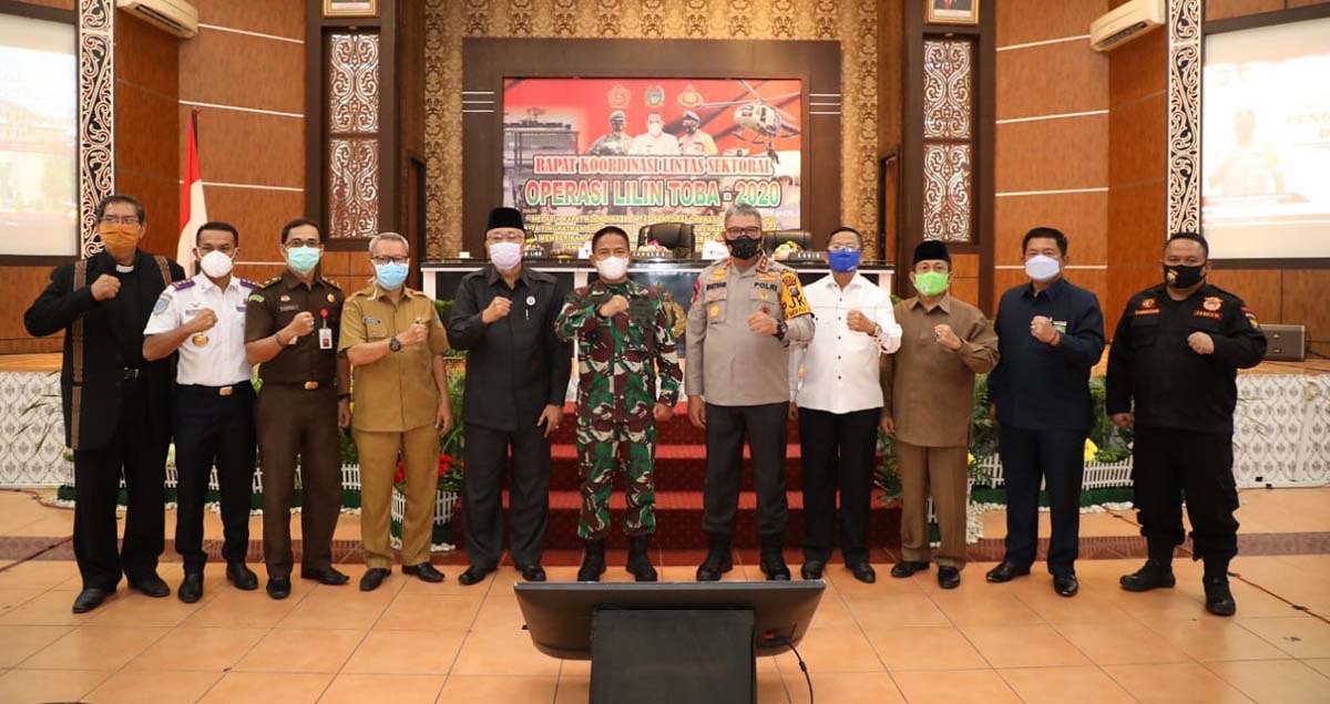 Operasi Lilin Toba 2021 Kapolda Sumut berfoto bersama para pejabat usai rakor lintas-sektoral menyambut Operasi Lilin Toba 2020.