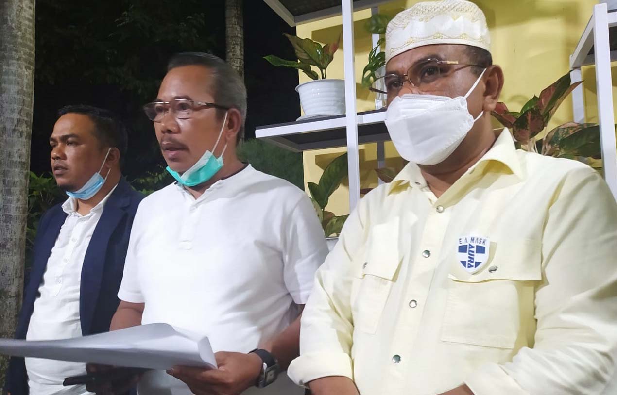 Calon Bupati Karimun nomor urut 1 Aunur Rafiq didampingi ketua tim pemenangannya M Yusuf Sirat memberikan keterangan pers terkait hasil rapat pleno rekapitulasi penghitungan suara Pilkada Karimun, Rabu (16/12/2020) malam. (foto: yra)