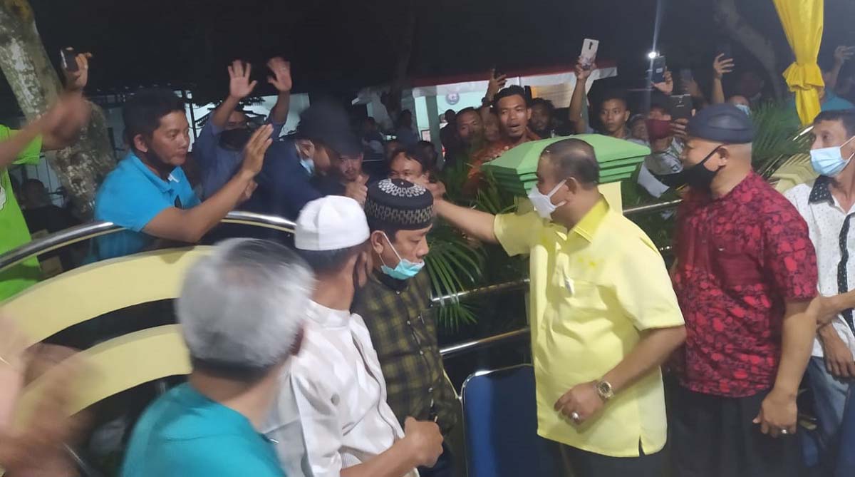 Calon Bupati Karimun Aunur Rafiq menyapa pendukungnya di sela klaim kemenangan dalam Pilkada Karimun, Rabu (9/12/2020) tengah malam. (foto: yra)