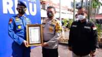 Kasat Polairud Polres Inhil AKP Rizki Hidayat turut menerima penghargaan Kapolda Riau. (foto: Dok. Humas Polda Riau)