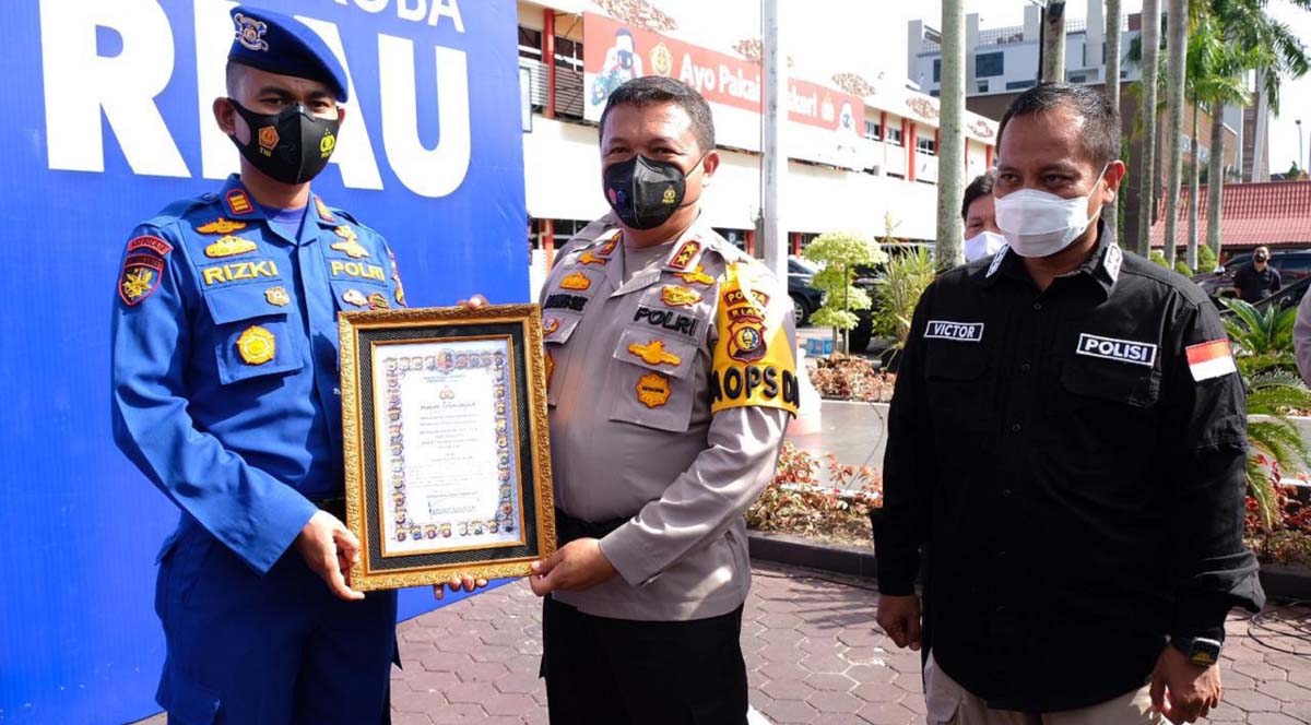 Kasat Polairud Polres Inhil AKP Rizki Hidayat turut menerima penghargaan Kapolda Riau. (foto: Dok. Humas Polda Riau)