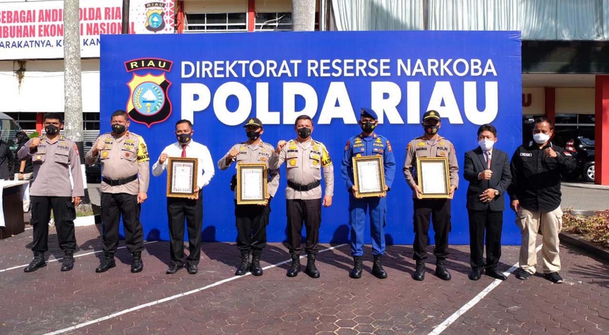 4 perwakilan penerima penghargaan berfoto bersama Kapolda Riau dan jajaran. (foto: dok. Humas Polda Riau)