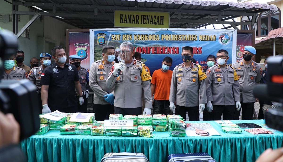 Kapolda Sumut Irjen Pol. Martuani Sormin menggelar konferensi pers pengungkapan kasus 30 kilogram sabu di depan kamar jenazah RS Bhayangkara, Medan, Rabu (2/12/2020). (foto: ronald)