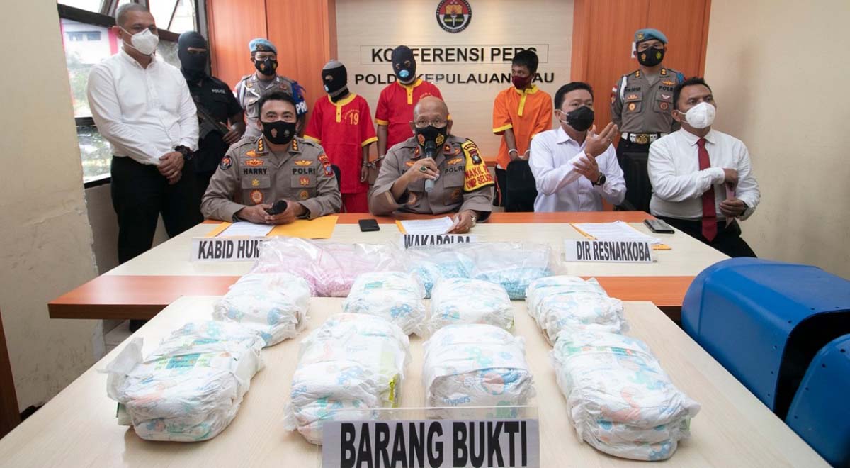 Pengungkapan sabu polda kepri Wakapolda Kepri Brigjen Pol Darmawan didampingi jajaran memberikan keterangan pers terkait pengungkapan kasus narkoba jenis sabu sebanyak 8,3 kilogram dan pil ekstasi sebanyak 20.000 butir. (foto: Dok. Humas Polda Kepri)