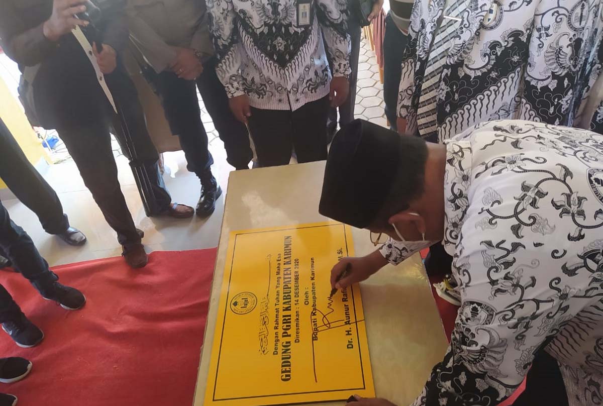 Bupati Karimun Aunur Rafiq menandatangani prasasti peresmian gedung PGRI Karimun di Hari Ulang Tahun PGRI ke-75, Senin (14/12/2020). (foto: yra)