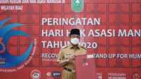 Bupati Indragiri Hilir HM Wardan menunjukkan sertifikat penghargaan Peduli HAM terbaik se-Provinsi Riau. (foto: Prokopim Setda Inhil)