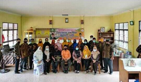 Perpustakaan SMAN Gaung Inhil Kepala SMAN 1 Gaung beserta jajaran majelis guru berfoto bersama. (foto: abd)