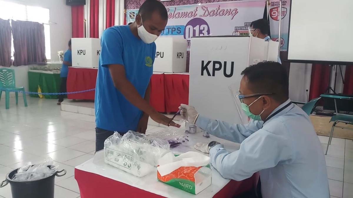 Warga Binaan Rutan Karimun menggunakan hak pilihnya dalam Pilkada Serentak 2020, Rabu (9/12/2020). (foto: yogi)
