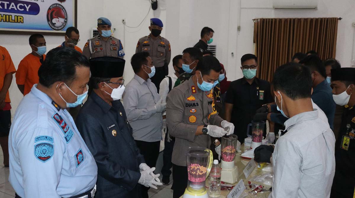 Kapolres Inhil AKBP Dian Setyawan bersama Bupati HM Wardan dan pejabat lainnya memusnahkan barang bukti berupa ratusan gram sabu-sabu dan ribuan butir pil ekstasi dan erimin lima, Rabu (2/12/2020). (foto: abd)
