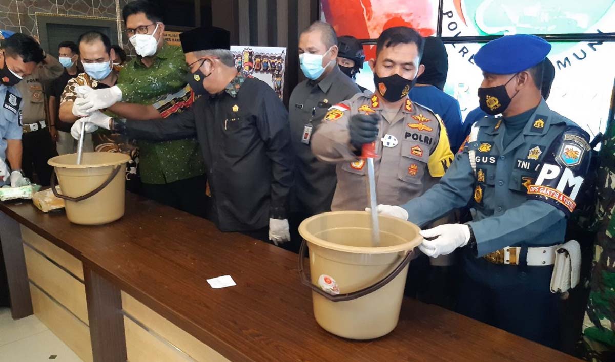 Polres Karimun musnahkan ribuan gram sabu Kapolres Karimun AKBP Muhammad Adenan bersama sejumlah pejabat memusnahkan ribuan gram sabu, Jumat (14/12/2020). (foto: yra)