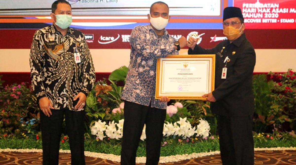 Rutan Karimun terima penghargaan dari Menteri Hukum dan HAM Kepala Rutan Kelas II B Tanjungbalai Karimun Dody Naksabani menerima penghargaan Menteri Hukum dan HAM yang diserahkan Sekda Karimun TS Arif Fadillah. (foto: Dok. Rutan Karimun)