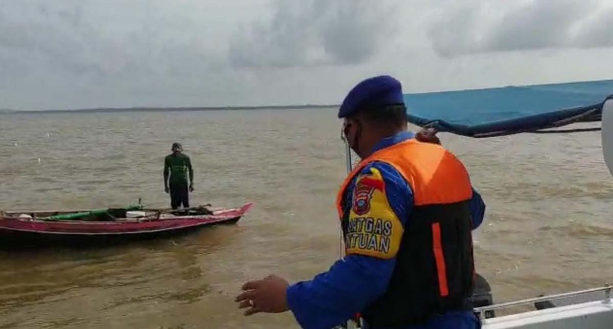 SB Tiga bersaudara hilang di Kundur Karimun Kasat Polair Polres Karimun Iptu Binsar Samosir memimpin pencairan SB Tiga Bersaudara.