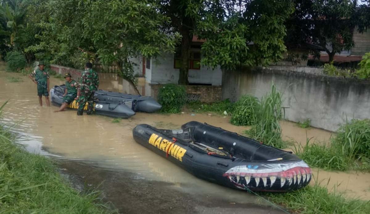 Beberapa marinir siaga mengevakuasi korban banjir di Medan, Jumat (4/12/2020). (foto: ronald)