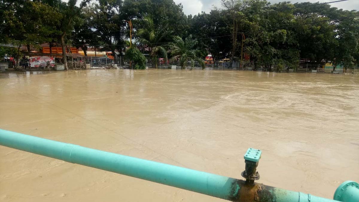 Banjir melanda Kota Medan. (foto: ronald)