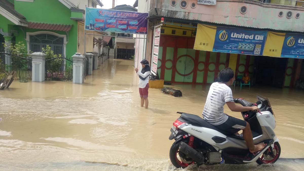 Banjir masih merendam pemukiman warga di Kota Medan, Sumut, Sabtu (5/12/2020). (foto: ronald)