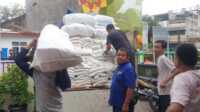 bantuan banjir medan dari baharkam polri Bantuan berupa 15 ton beras dari Kabaharkam Polri untuk korban banjir di Kota Medan. (foto: rondald)