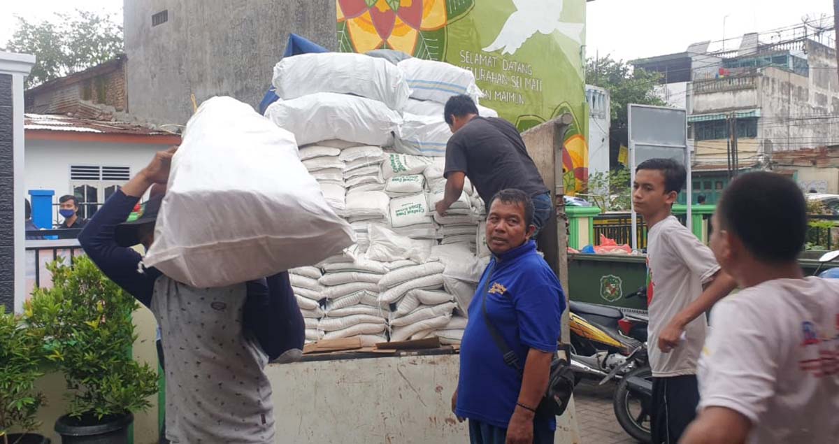 Bantuan berupa 15 ton beras dari Kabaharkam Polri untuk korban banjir di Kota Medan. (foto: rondald)