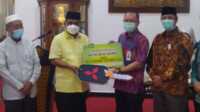 Bupati Karimun Aunur Rafiq didampingi Wakil Bupati Anwar Hasyim (kanan) menerima secara simbolis kunci mobil pick up dari Dirut Bank Riau Kepri Andi Buchari. (foto: yra)
