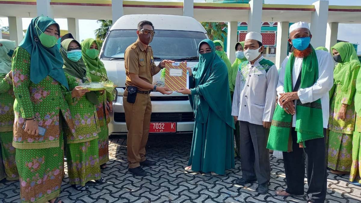 Penyerahan bantuan minibus dari Kasubbag Perlengkapan Bagian Perlengkapan Setkab Karimun Hendra kepada Ketua Muslimat NU Karimun Nyimas Novi Ujiani. (foto: yra)